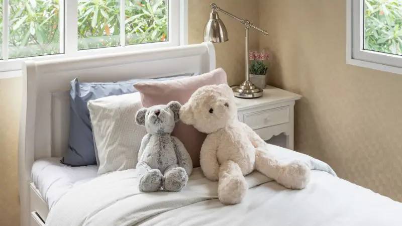 kinderzimmer mit baumwolle spielzeugen auf dem bett