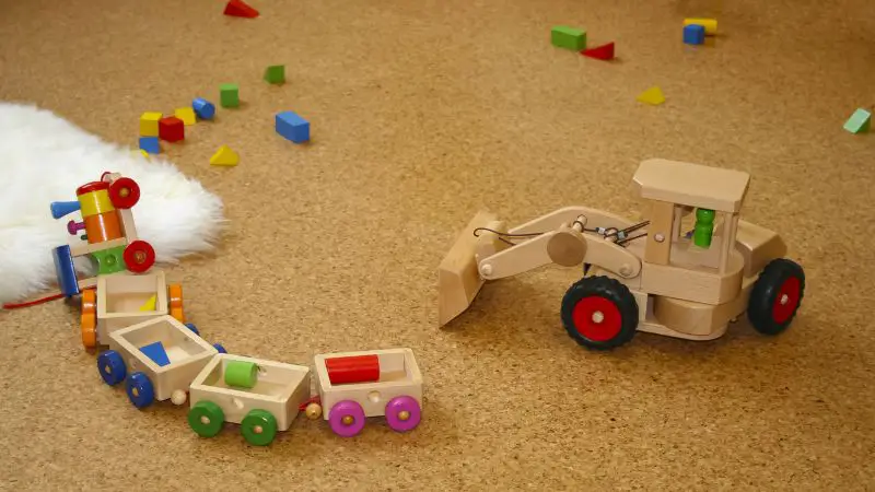 korkwandbelag kinderzimmer spielzeug aus holz auf einem korkboden