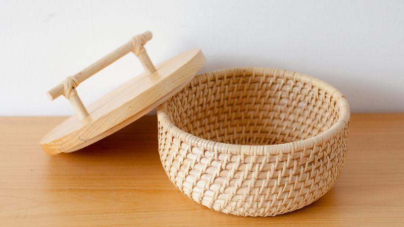 korb mit deckel aus rattan - idee für umweltfreundliche kinderzimmer einrichtung