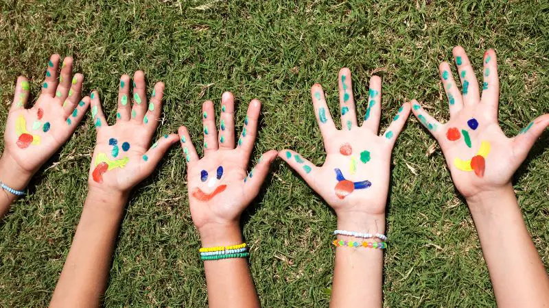 kinder bunte hände